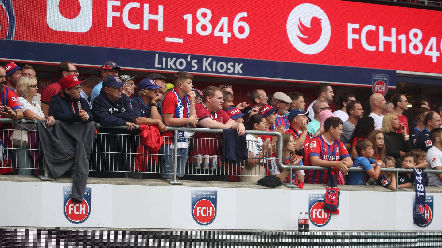 FCH-Fans in der Voith-Arena. Am Samstag empfängt der 1. FC Heidenheim zum ersten Mal den Rekordmeister Bayern München in der Voith-Arena. (Foto: IMAGO, Sportfoto Rudel)