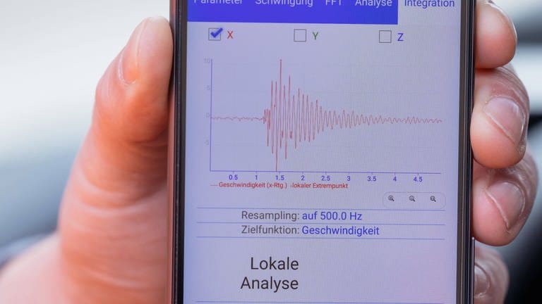 Eine App auf einem Handy zeigt die Schwingungen eines mutmaßlichen Erdbebens. In Heidenheim war es allerdings eine Falschmeldung. Das registrierte Beben kam von einer Sprengung. (Foto: IMAGO, imago images/ari)