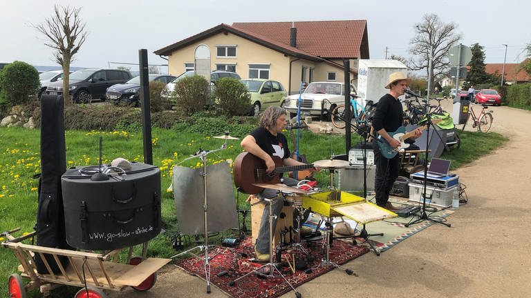 Musikband mit Bollerwagen, "Go Slow Strike", beim Open-Air-Konzert vor dem Dorfhaus in Abtsgmünd-Neubronn (Ostalbkreis) 7.4. (Foto: SWR, Frank Polifke)