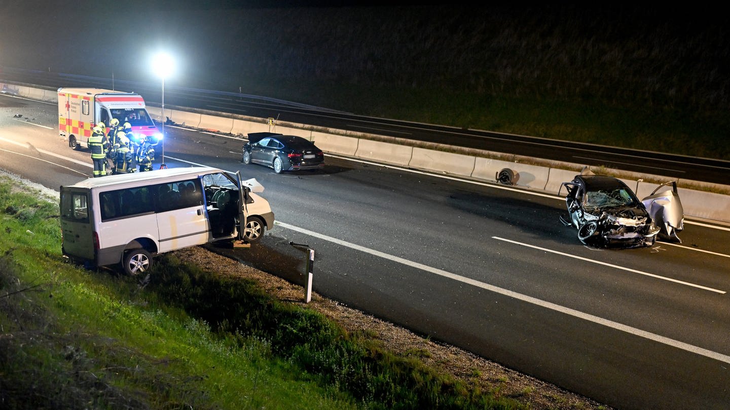 Nachts stehen mehrere Fahrzeuge quer auf einer Fahrbahn: Fünf Menschen sind bei Unfällen auf der A8 nahe Dornstadt (Alb-Donau-Kreis) verletzt worden, Sie kamen laut Polizei in Krankenhäuser. (Foto: Thomas Heckmann)
