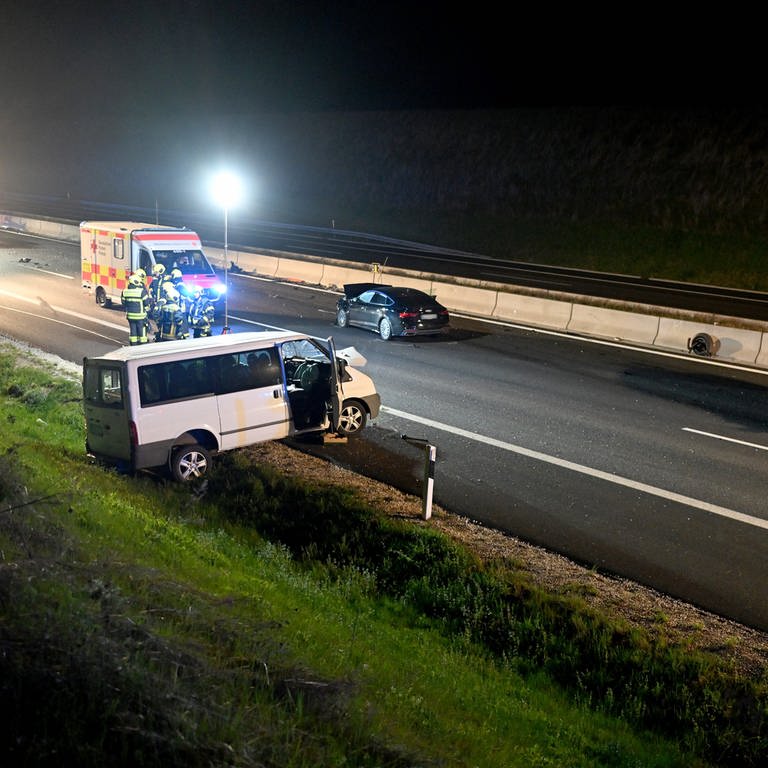 Nachts stehen mehrere Fahrzeuge quer auf einer Fahrbahn: Fünf Menschen sind bei Unfällen auf der A8 nahe Dornstadt (Alb-Donau-Kreis) verletzt worden, Sie kamen laut Polizei in Krankenhäuser.