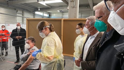 Sozialminister Lucha wird von Fachpersonal geimpft (Foto: SWR, Maja Nötzel)