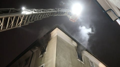 Löscharbeiten im zweiten Stock: 60 Feuerwehrleute waren bei dem Brand in Ulm im Einsatz (Foto: z-media, Ralf Zwiebler)