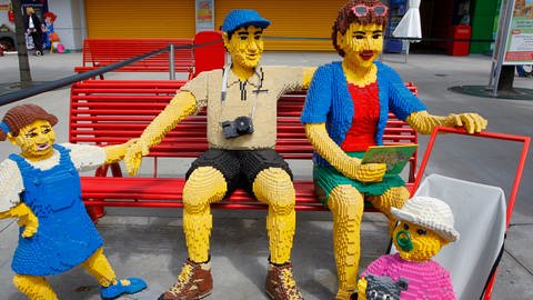 Eine ganze Familie aus Lego: Figuren im Legoland Deutschland in Günzburg (Foto: dpa Bildfunk, picture alliance/dpa/Karl-Josef Hildenbrand)