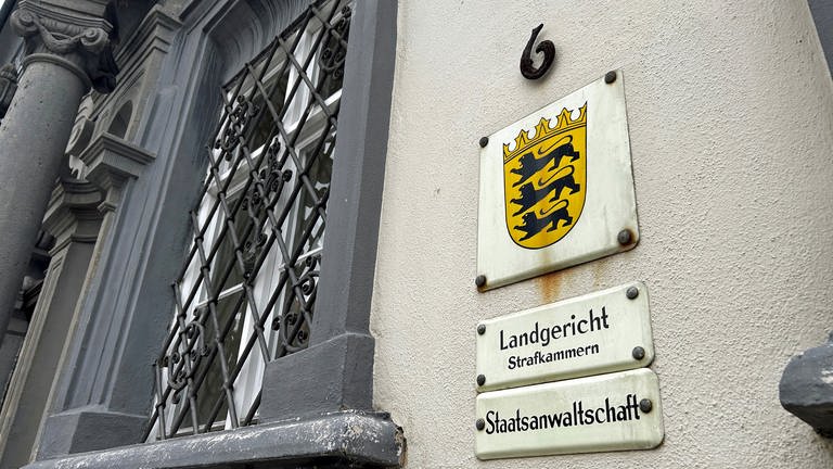 Ein 37-jähriger Mann ist angeklagt, ein sechsjähriges Mädchen in Rainau (Ostalbkreis) sexuell missbraucht zu haben. Seit Dienstag steht der Mann im Landgericht Ellwangen vor Gericht. (Foto: SWR, Justus Madaus)