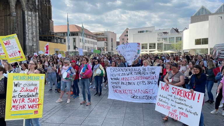 Bschäftigte aus Kitas und sozialer Arbeit bei der verdi-Kundgebung auf dem Ulmer Münsterplatz mit Plakaten und Transparenten