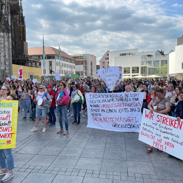 Bschäftigte aus Kitas und sozialer Arbeit bei der verdi-Kundgebung auf dem Ulmer Münsterplatz mit Plakaten und Transparenten (Foto: SWR, Christine Janke)