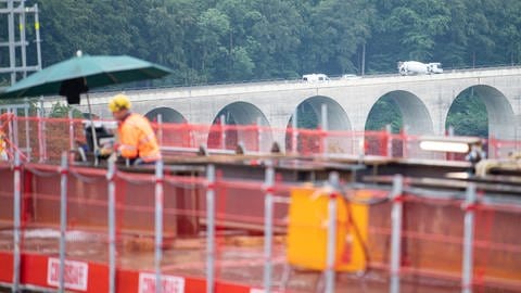 Arbeiter stehen auf der Baustelle der Filstalbrücke, die Teil des Bahnprojektes Stuttgart 21 ist, vor der Todsburgbrücke, über die A8 führt.  (Foto: dpa Bildfunk, picture alliance/dpa | Sebastian Gollnow)