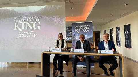 Pressekonferenz zum Musical "Martin Luther King": OB Albsteiger, Czisch und Malessa sitzen dort. (Foto: SWR, Sarah Umla)