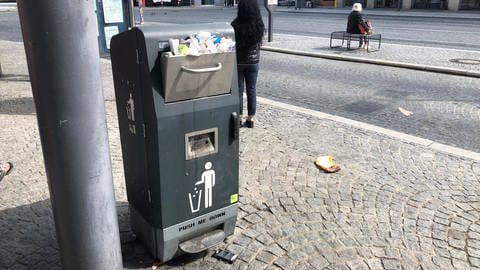 Eines der Ärgernisse, die die geplante Aalener Polizeiverordnung verhindern soll: Vermüllte Mülleimer, wie dieser auf dem Busbahnhof Reichsstädter Markt. (Foto: SWR, Frank Polifke)
