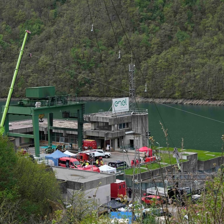 Blick auf das Wasserkraftwerk: Unter den nach einer Explosion in einem norditalienischen Wasserkraftwerk vermissten Menschen ist auch ein Mitarbeiter des Heidenheimer Unternehmens Voith Hydro. (Foto: dpa Bildfunk, picture alliance/dpa/AP | Antonio Calanni)