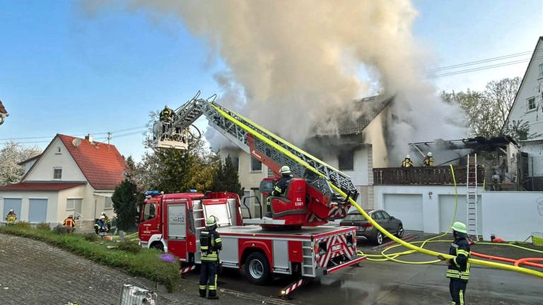 In einem Wohnhaus in Dietenheim-Regglisweiler im Alb-Donau-Kreis ist am Donnerstag ein Brand ausgebrochen.  (Foto: z-media, Ralf Zwiebler)