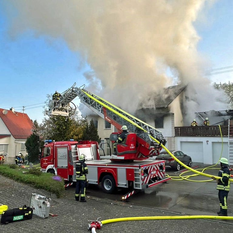 In einem Wohnhaus in Dietenheim-Regglisweiler im Alb-Donau-Kreis ist am Donnerstag ein Brand ausgebrochen.  (Foto: z-media, Ralf Zwiebler)