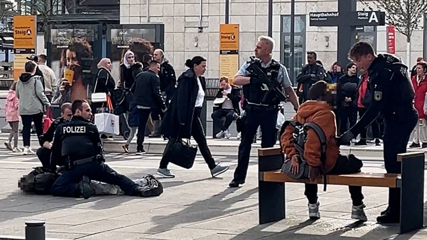 Kriminalität verlagert sich immer mehr in den öffentlichen Raum, sagt die Staatsanwaltschaft Ulm. Insbesondere im Bereich des Ulmer Hauptbahnhofs kommt es vermehrt zu Polizeieinsätzen. (Foto: SWR, Markus Bayha)