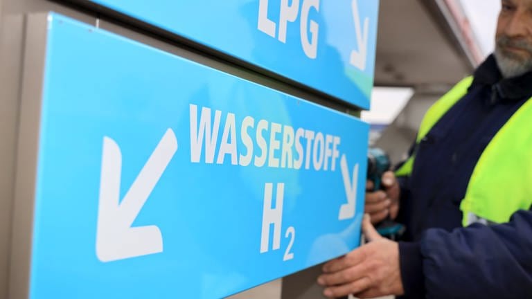 Hinweisschild an einer Wasserstofftankstelle: In Schwäbisch Gmünd entsteht eine Anlage zur Produktion von Wasserstoff. (Foto: dpa Bildfunk, picture alliance/dpa | Peter Gercke)