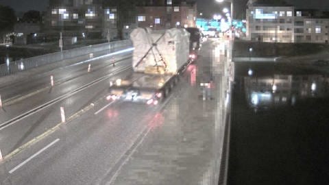 Ein Bild aus einer Überwachungskamera zeigt Lastwagen auf eine Brücke bei Nacht (Foto: Pressestelle, Stadt Ulm)