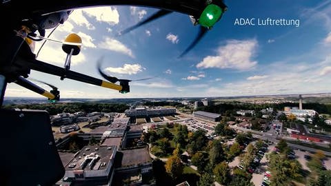 Drohnen im Einsatz zur Beförderung von Blutkonserven durch den ADAC, hier in Ulm im Anflug auf die Uniklinik. (Foto: Pressestelle, ADAC Luftrettung)