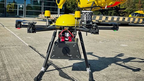 ADAC Luftrettung: Eine Drohne für den Blutkonserventransport steht auf dem Hubschrauberlandeplatz vor der Uniklinik Ulm.  (Foto: Pressestelle, ADAC Luftrettung)