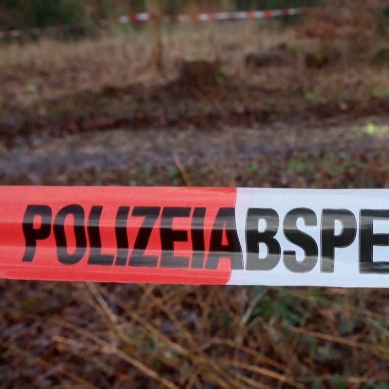 An dieser abgesperrten Stelle in einem Waldstück in Ulm-Wiblingen soll der 15-Jährige seine gleichaltrige Freundin im Dezember erwürgt haben, er ist jetzt wegen Totschlags angeklagt. 