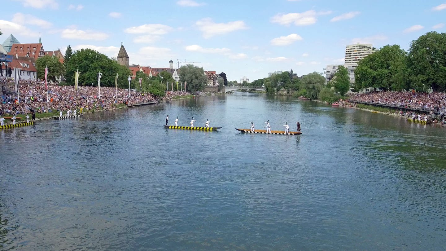 Fischerstechen in Ulm: Auf der Donau fahren zwei Zillen aufeinander zu. Das Ufer ist gesäumt von tausenden Zuschauern. (Foto: SWR)