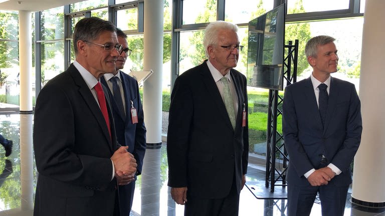 Zeiss-Chef Karl Lamprecht (links) begrüßt Ministerpräsident Kretschmann  (Foto: SWR)
