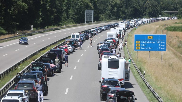 Bei sommerliche Hitze standen die Autofahrer auf der B28 in Richtung Ulm nach dem Unfall im Stau (3.7.).