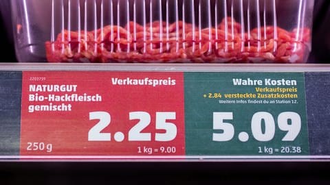 Der Schlachthof Ulmer Fleisch kritisiert die Preissenkungen für Rind- und Schweinefleisch (Foto: dpa Bildfunk, picture alliance/dpa | Rolf Vennenbernd)
