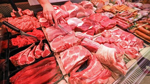 Schweinefleisch und Rindfleisch liegen in einer Fleischtheke in einem Supermarkt: Der Schlachthof Ulmer Fleisch kritisiert die Preissenkungen für Rind- und Schweinefleisch (Foto: dpa Bildfunk, picture alliance/dpa/dpa-Zentralbild | Jan Woitas)