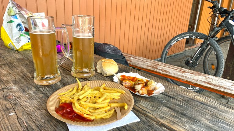 Eine Stärkung nach einer Fahrradtour - bei Bier, Pommes Frites und Currywurst haben die Preise stark angezogen.  (Foto: SWR, Katja Stolle-Kranz)