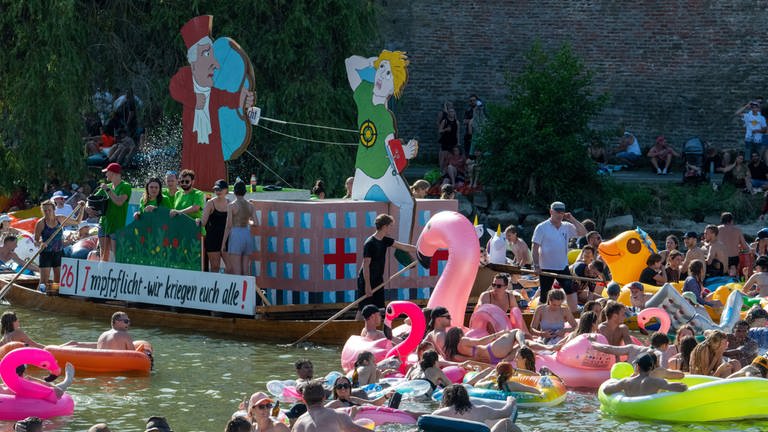Nach zwei Jahren Pause fand in Ulm am traditionellen Stadtfeiertag, dem Schwörmontag, wieder das traditionelle Nabada auf der Donau statt (Foto: dpa Bildfunk, Picture Alliance)