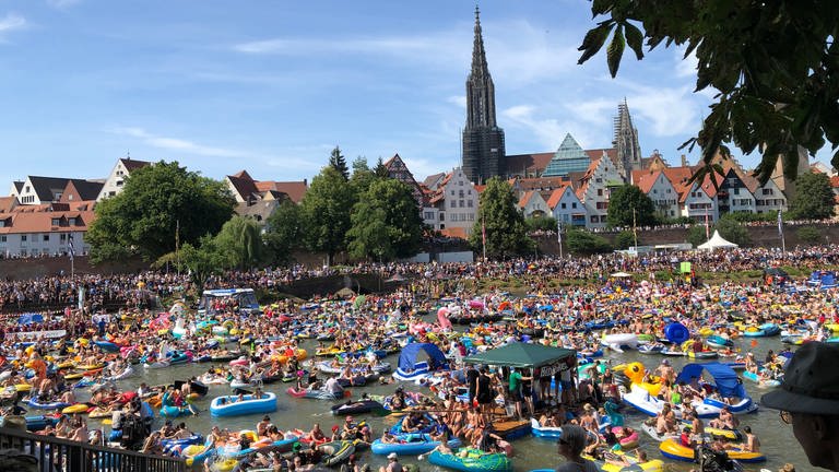 Nach zwei Jahren Pause fand in Ulm am traditionellen Stadtfeiertag, dem Schwörmontag, wieder das traditionelle Nabada auf der Donau statt (Foto: SWR)