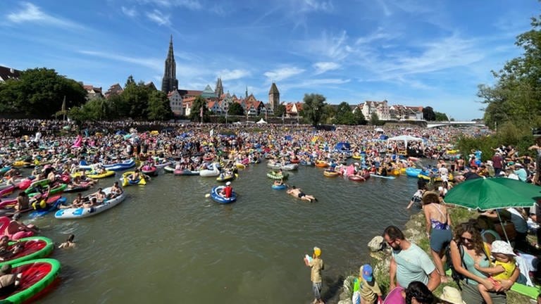 Nach zwei Jahren Pause fand in Ulm am traditionellen Stadtfeiertag, dem Schwörmontag, wieder das traditionelle Nabada auf der Donau statt (Foto: SWR)