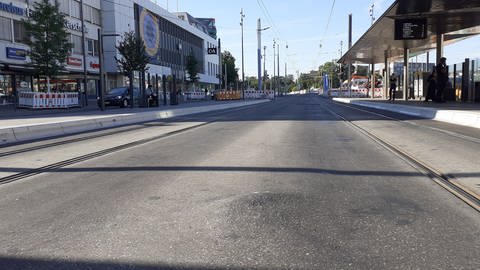 Der Asphalt auf der Bus- und Straßenbahnspur vor dem Ulmer Hauptbahnhof hat sich durch Belastung und Hitze verformt (unten rechts im Bild).  (Foto: SWR, Torsten Blümke)