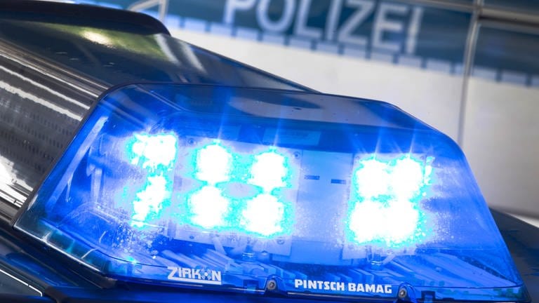 Blaulicht vor einem Polizeiauto