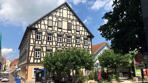 Der Platz vor der ehemaligen Ritter-Schule in Aalen, der jetzt Rudolf-Duala-Manga-Bell-Platz heißt. (Foto: SWR, Frank Polifke)