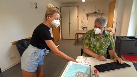 Arzthelferin bringt Kinderarzt Klaus Rodens das Impfbesteck, er impft täglich gegen Masern, nicht erst seit der Impfpflicht. (Foto: SWR)