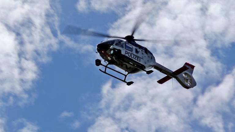 Polizeihubschrauber von unten vor blauem Himmel (Symbolbild) (Foto: dpa Bildfunk, picture alliancedpadpa-Zentralbild  Jan Woitas)