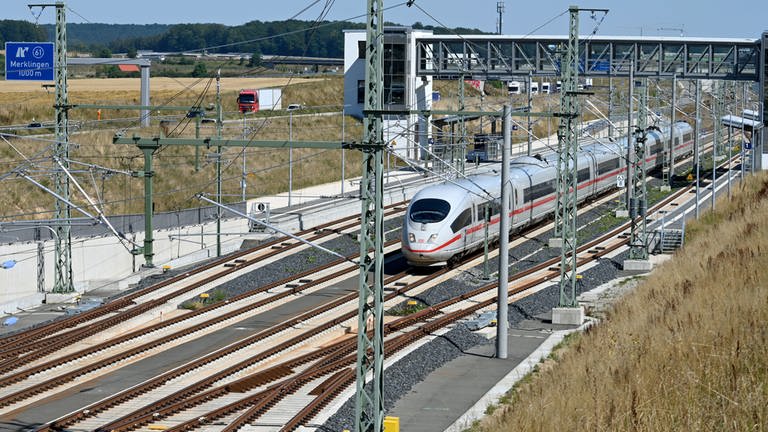 Stuttgart 21: ICE auf der Neubaustrecke Ulm-Wendlingen am Bahnhalt Merklingen