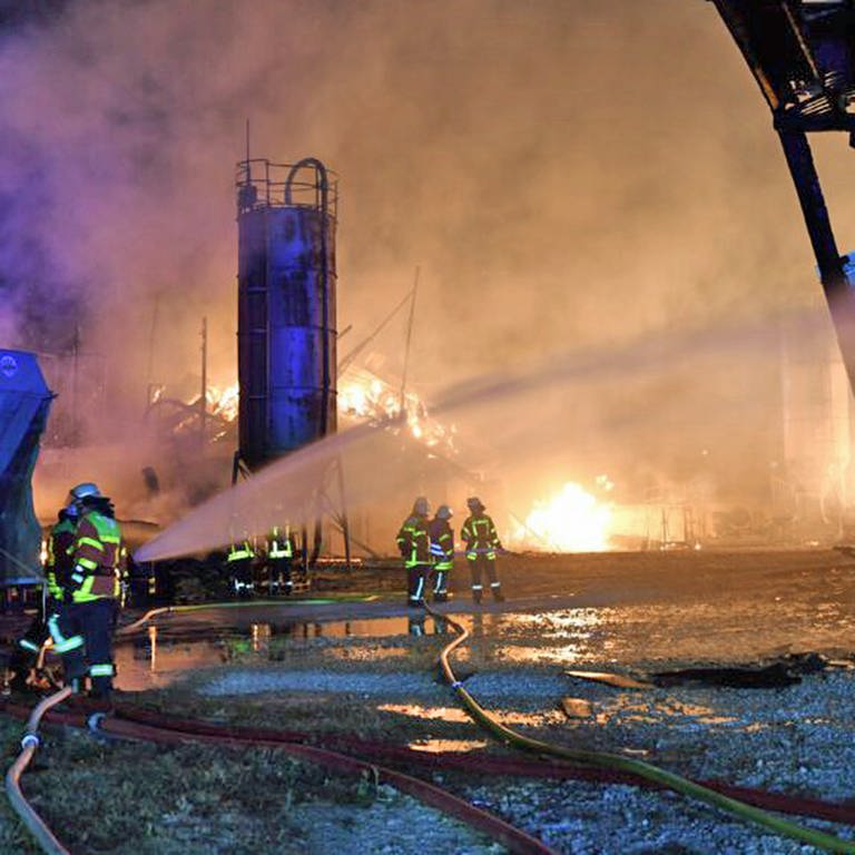 Großbrand auf einem Bauernhof bei Aalen - die Feuerwehr verhindert ein Übergreifen der Flammen auf Wohnhaus. (Foto: onw-images, Jason Tschepljakow )