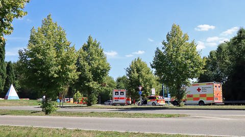 Nach dem Unfall auf der Achterbahn "Feuerdrache" im Legoland in Günzburg: Ein Großaufgebot an Rettungskräften und Feuerwehr stehen rund um den Freizeitpark. (Foto: Mario Obeser)