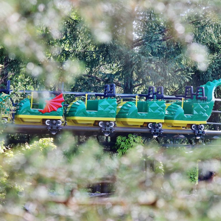 Die Ermittlungen um den Unfall in der Achterbahn "Feuerdrache" im Legoland Park in Günzburg laufen auf Hochtouren.