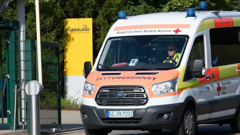 Rettungswagen vor dem Eingang des Legolandes: Am Donnerstag war nach dem Unfall mit zwei Achterbahnzügen im Legoland Günzburg ein Großaufgebot an Rettungskräften vor Ort.  (Foto: dpa Bildfunk, Picture Alliance)