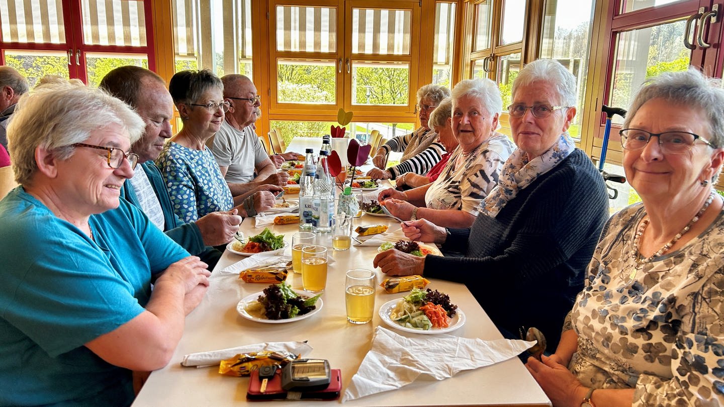 Beim Offenenen Mittagstisch in Täferrot im Ostalbkreis treffen sich viele aus der Gemeinde, um gemeinsam Mittag zu essen. (Foto: SWR, Justus Madaus)
