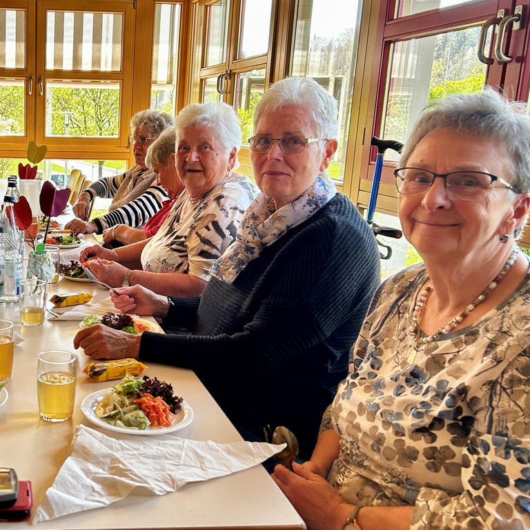 Beim Offenenen Mittagstisch in Täferrot im Ostalbkreis treffen sich viele aus der Gemeinde, um gemeinsam Mittag zu essen. 