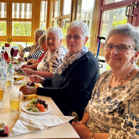 Beim Offenenen Mittagstisch in Täferrot im Ostalbkreis treffen sich viele aus der Gemeinde, um gemeinsam Mittag zu essen.  (Foto: SWR, Justus Madaus)