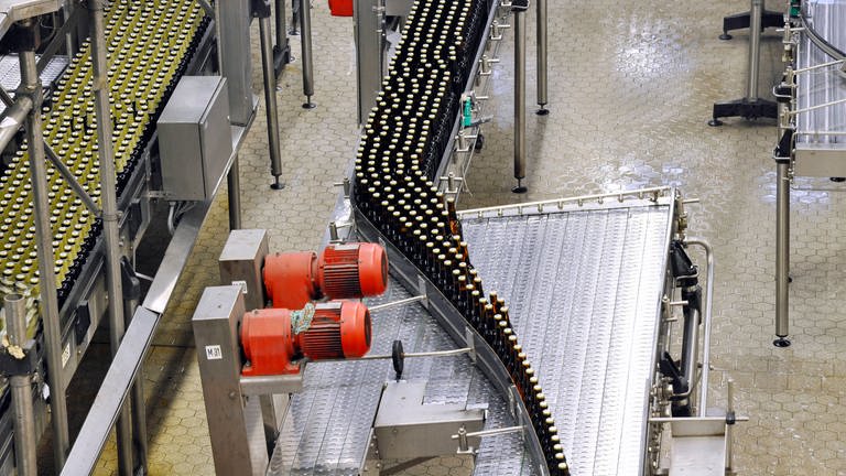 Flaschen bei der Befüllung: Der Kohlensäure-Mangel führt in vielen Brauereien zu Problemen.