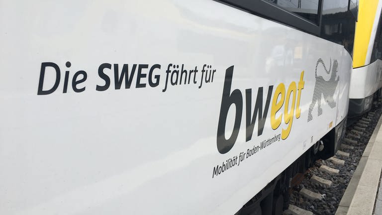 Eine Bahn mit dem Schriftzug des Betreibers SWEG im Bahnhof (Foto: SWR, Hendrik Zorn)