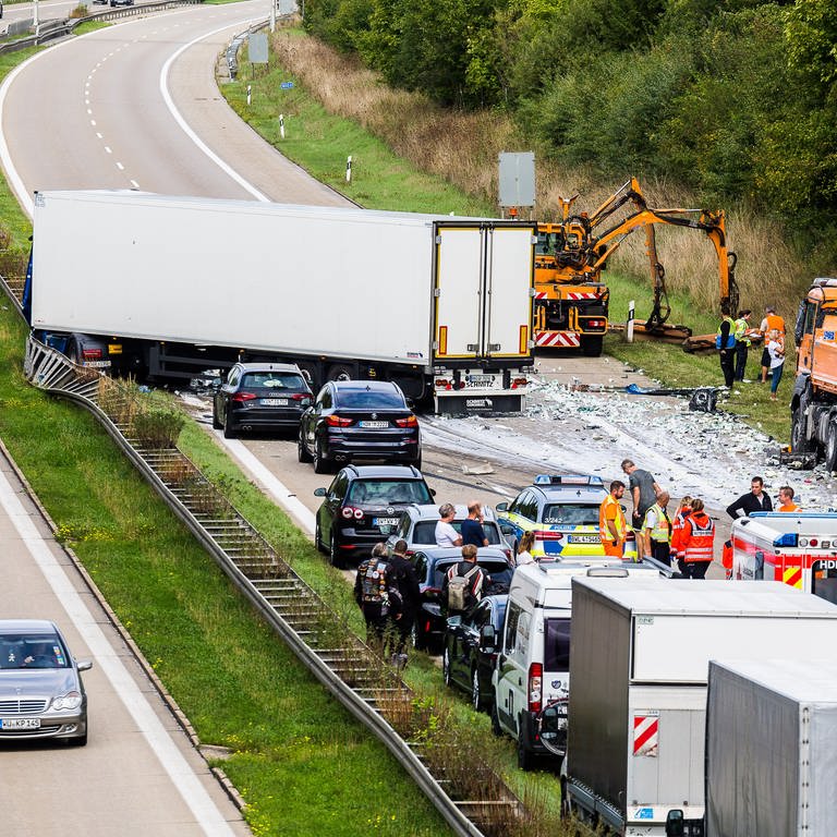 Unfall auf der A7 bei Heidenheim: Lastwagen prallt auf Schilderanhänger (Foto: Markus Brandhuber)