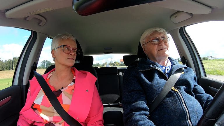 Vorgeschrieben ist der Test nicht, aber vielleicht notwendig: Der 99jährige Rudolf Watzlawik im Auto mit Fahrlehrerin Heike Hilbig