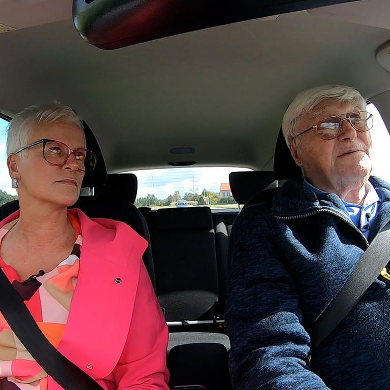 Vorgeschrieben ist der Test nicht, aber vielleicht notwendig: Der 99jährige Rudolf Watzlawik im Auto mit Fahrlehrerin Heike Hilbig (Foto: SWR)